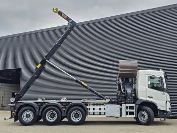 FMX 460 8x4*4 / HMF Z KRAAN + HYVA LIFT